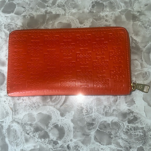 EMBOSSED-T ZIP CONTINENTAL WALLET - Picture 3 of 7
